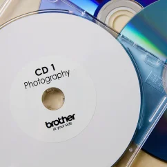 BROTHER DK-11207 (papírové / CD, DVD štítek - 100 ks 58 mm)